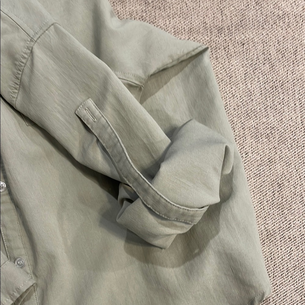 Light Green Button-Up Shirt - Picture 3 of 4